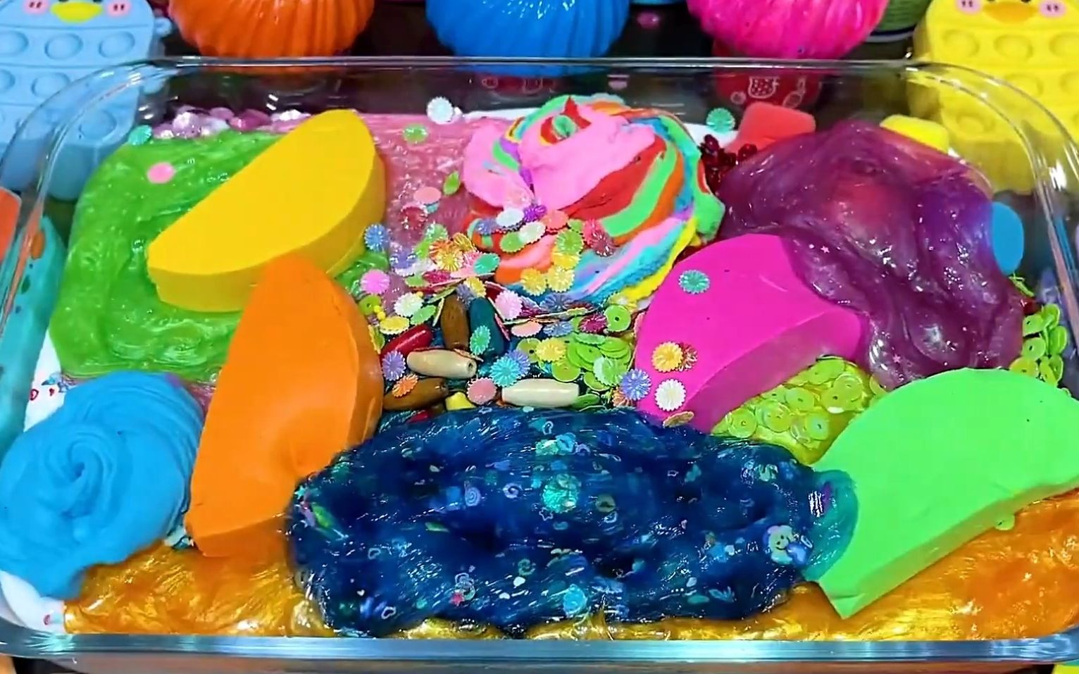 多种颜色的黏土混合在一起,太解压了