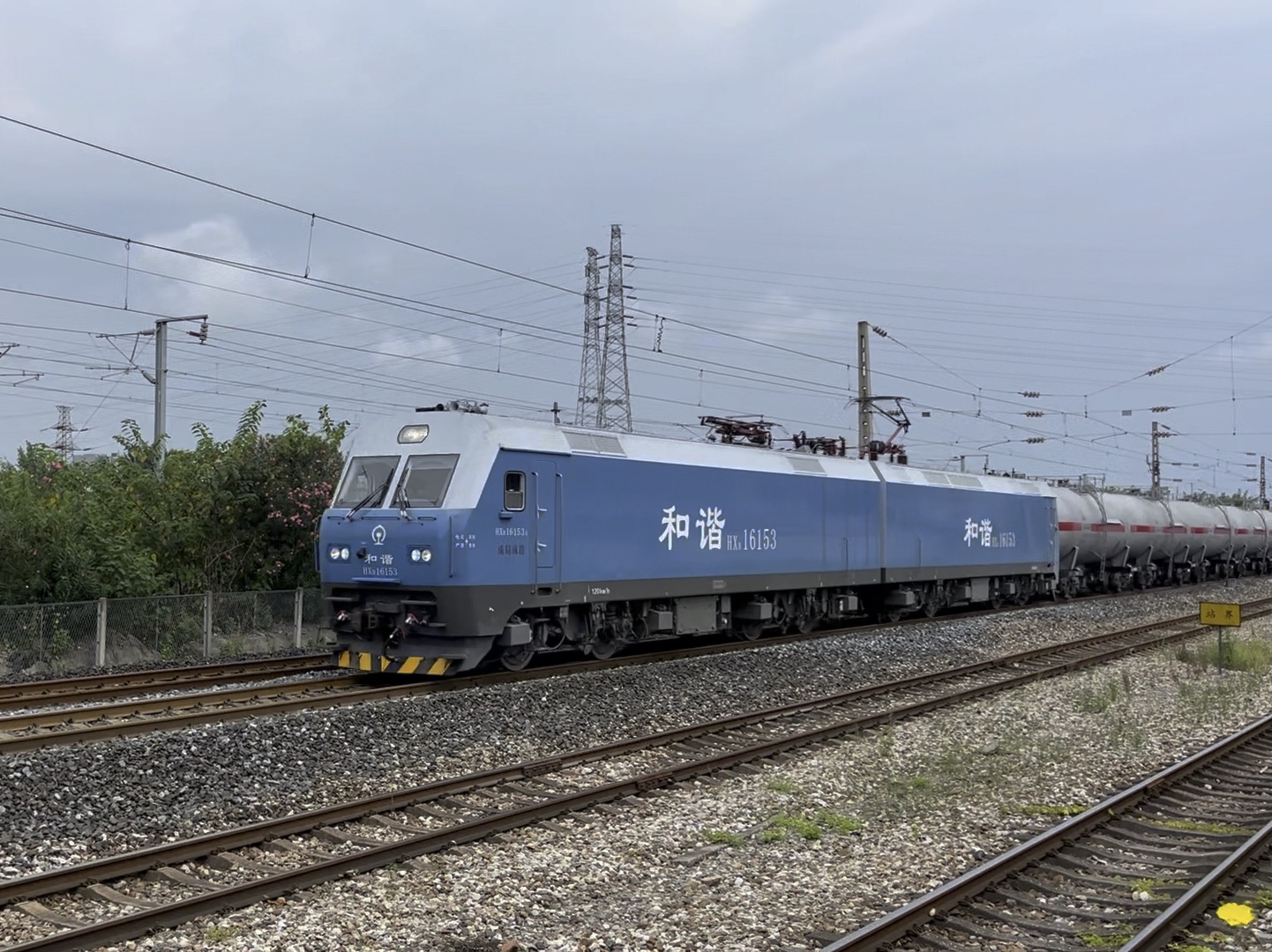 【宝成线】成局成段蓝精灵hxd1 6073牵引货列通过宝成线德阳南场去