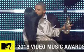 Download Video: 【2016 VMA】公鸭Drake和日日Rihanna台上啵嘴...