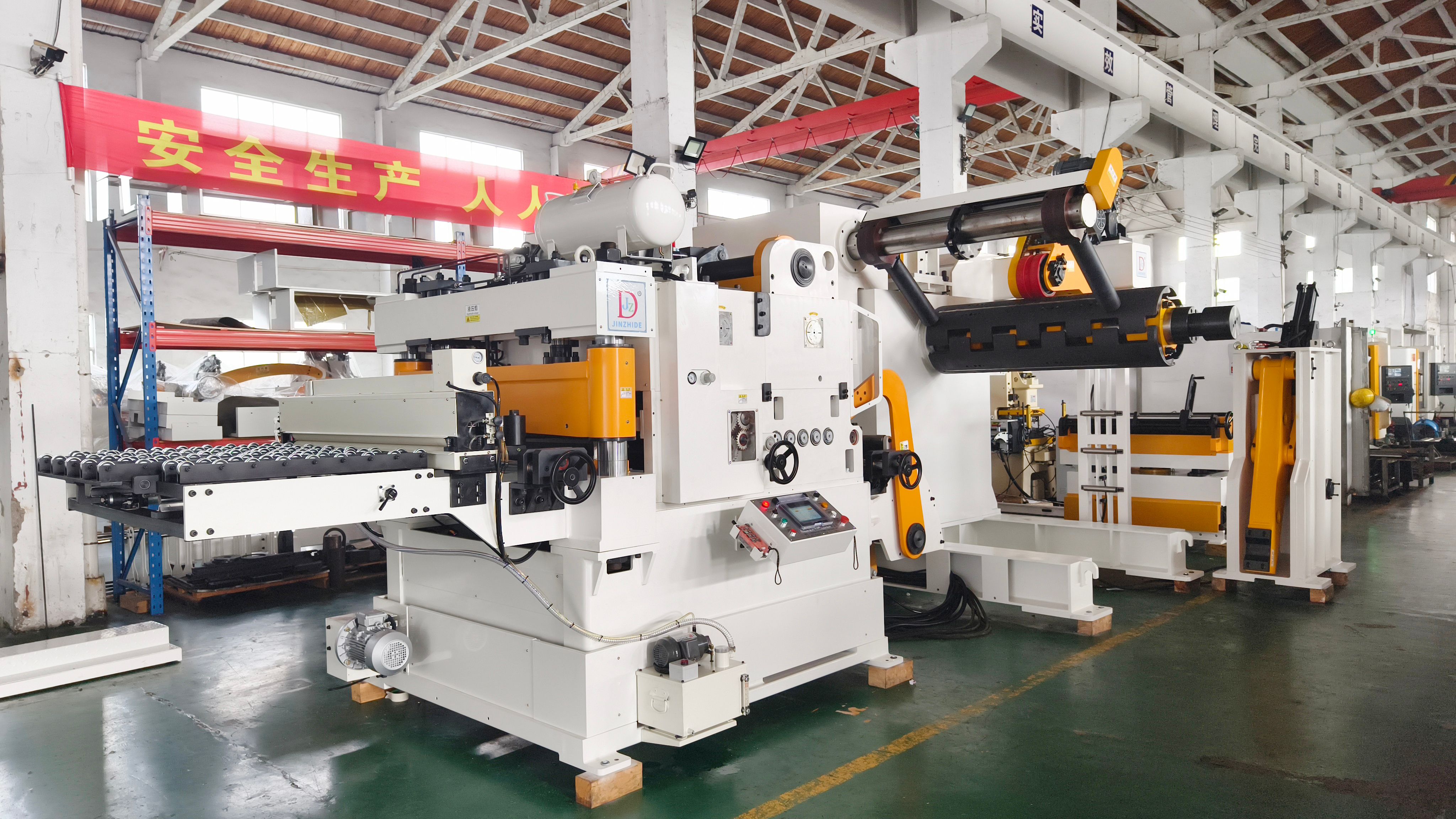 高张力三合一送料机使用实拍:9mm厚钢板开卷整平送料操作全过程