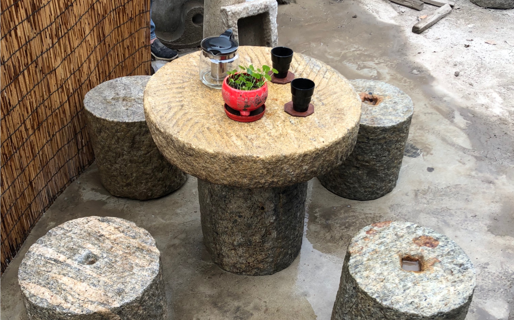 今天给做了个小石桌 感觉不错