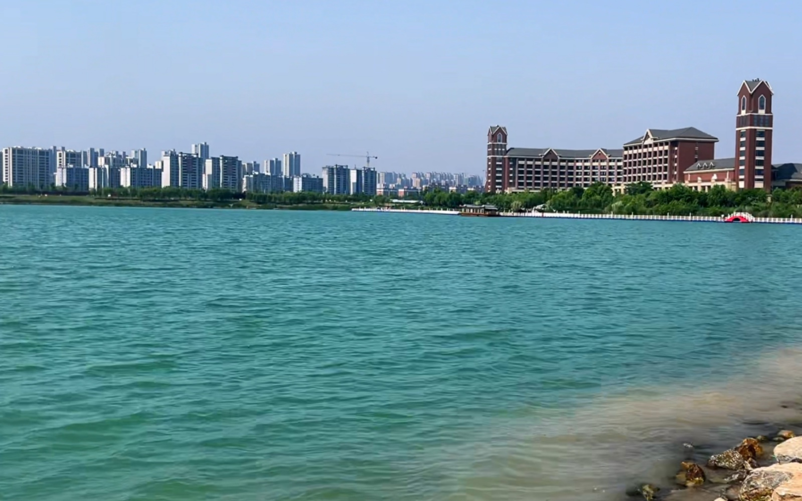 淮北绿金湖,湖面深绿色.