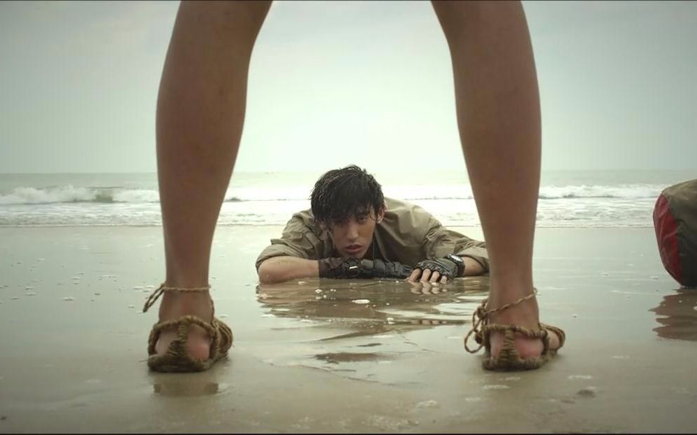 小伙意外流落荒岛,岛上只有女人没有男人,说啥都不走了!