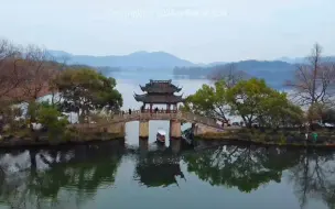 下载视频: 航拍杭州西湖，玉带晴虹桥，绕以花柳，晴波倒影，俨然长虹亘空。空灵的景色让人流连忘返