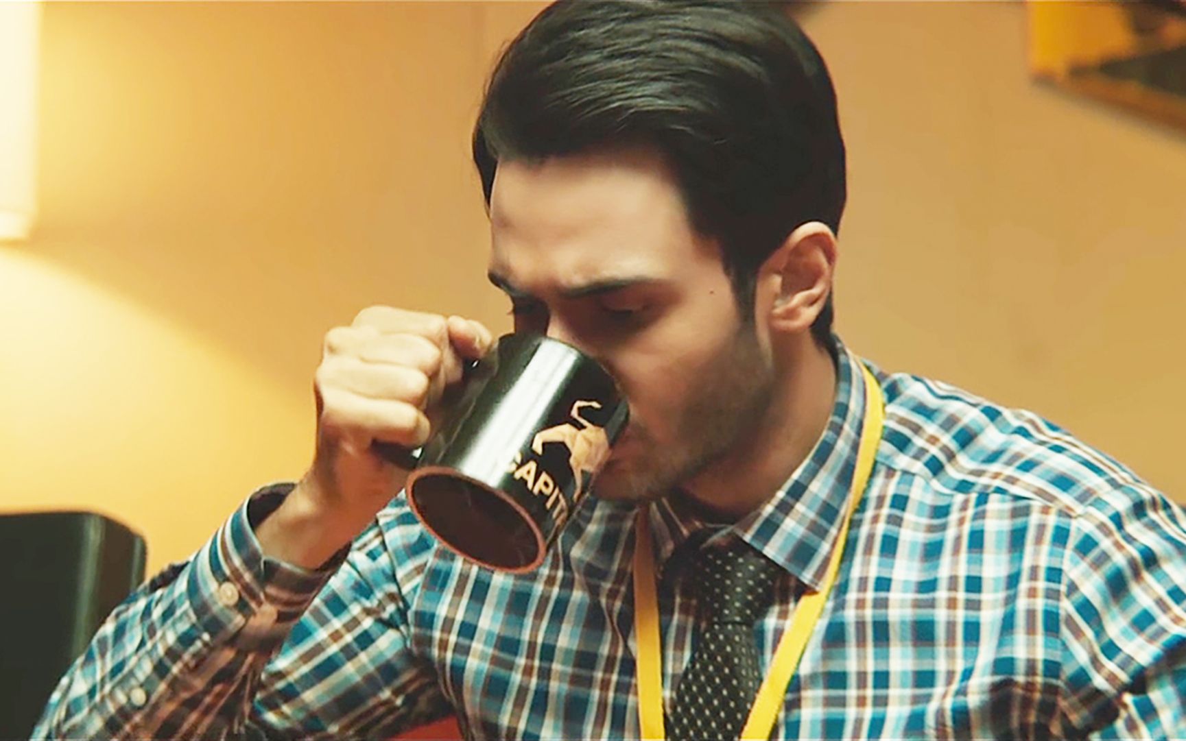 卖掉,才肯给他工作,男子直接一口吞:《商战街》_哔哩哔哩_bilibili