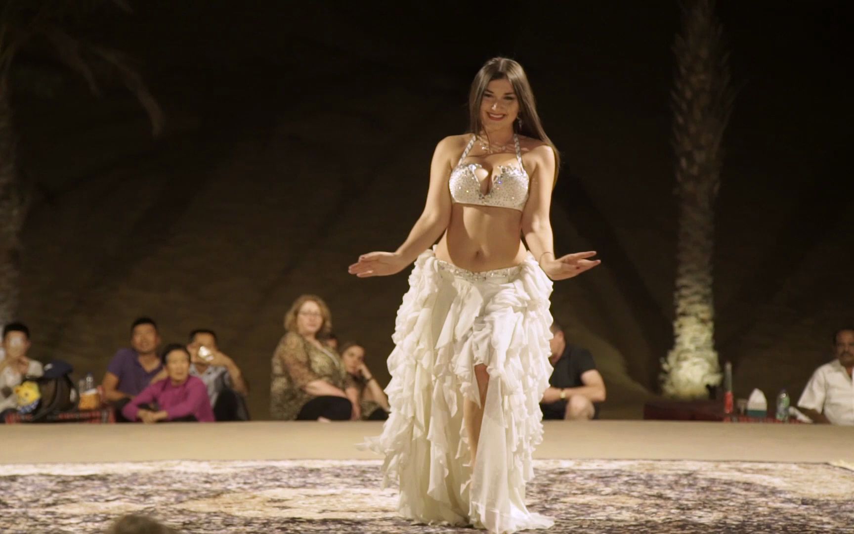 [图]Belly dance in desert