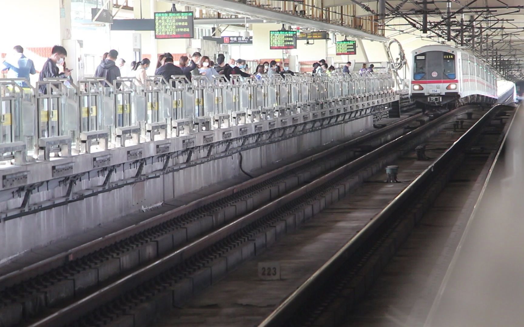 上海地铁114号列车出共康路站