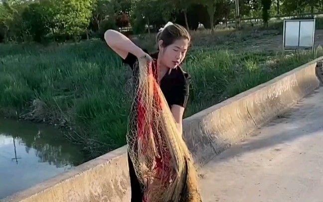抓鱼,穿高跟鞋的美女撒网,这姿势太帅了!