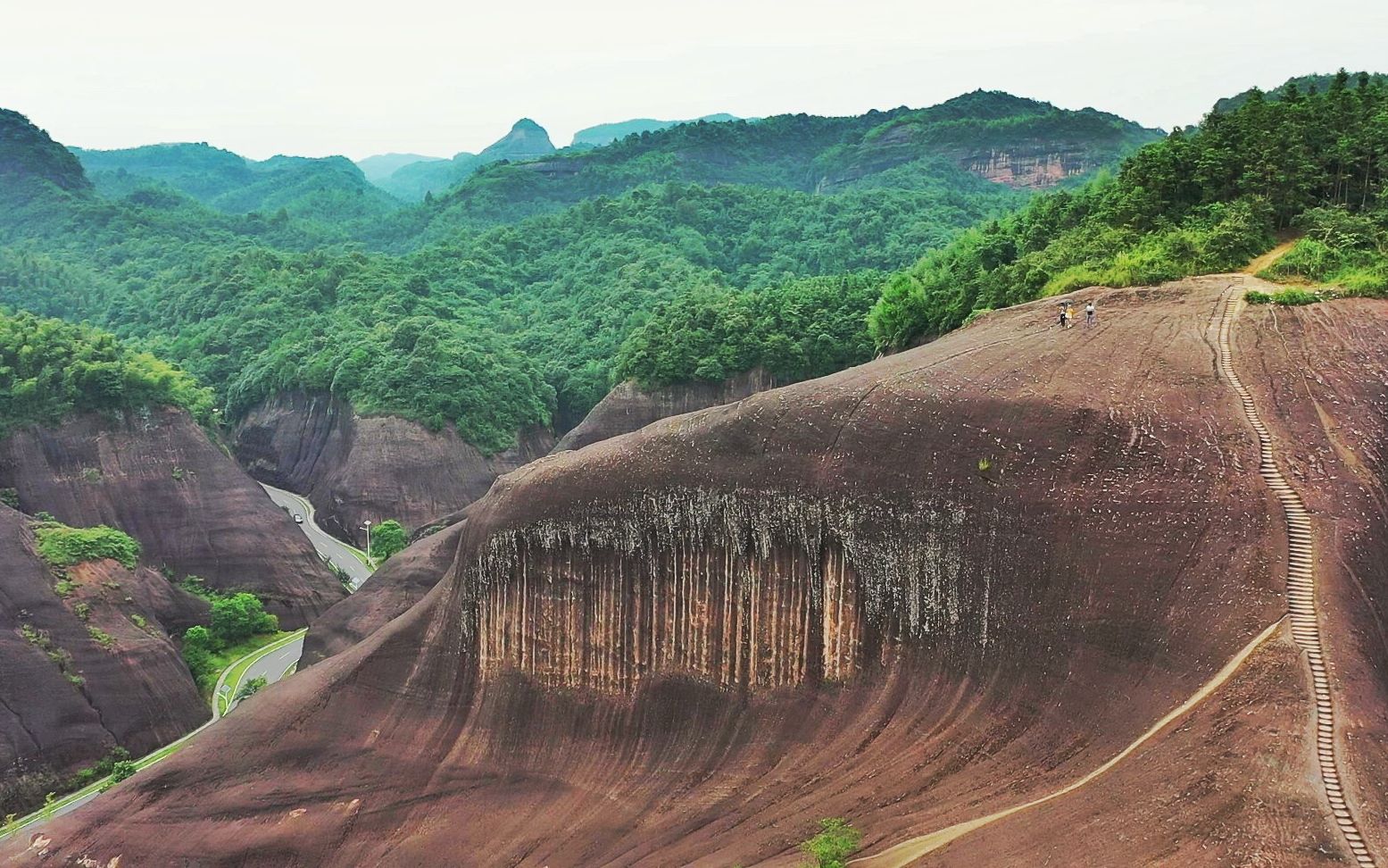 航拍湖南郴州少有人知的免费景点鹅婆寨,和高椅岭一样的丹霞地貌