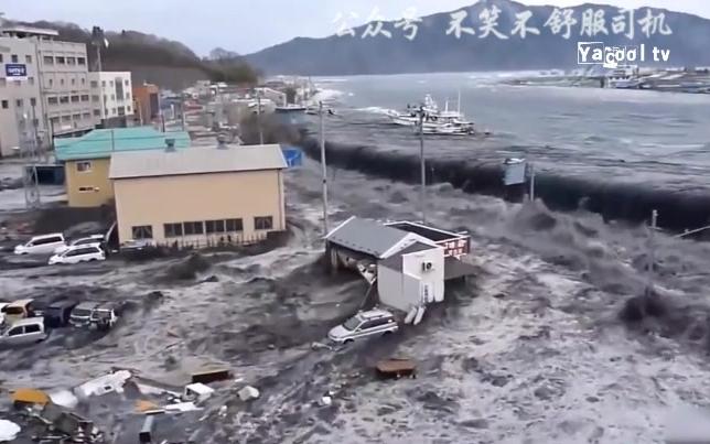 [图]地震引发超大海啸，拍摄者瞬间自身难保！