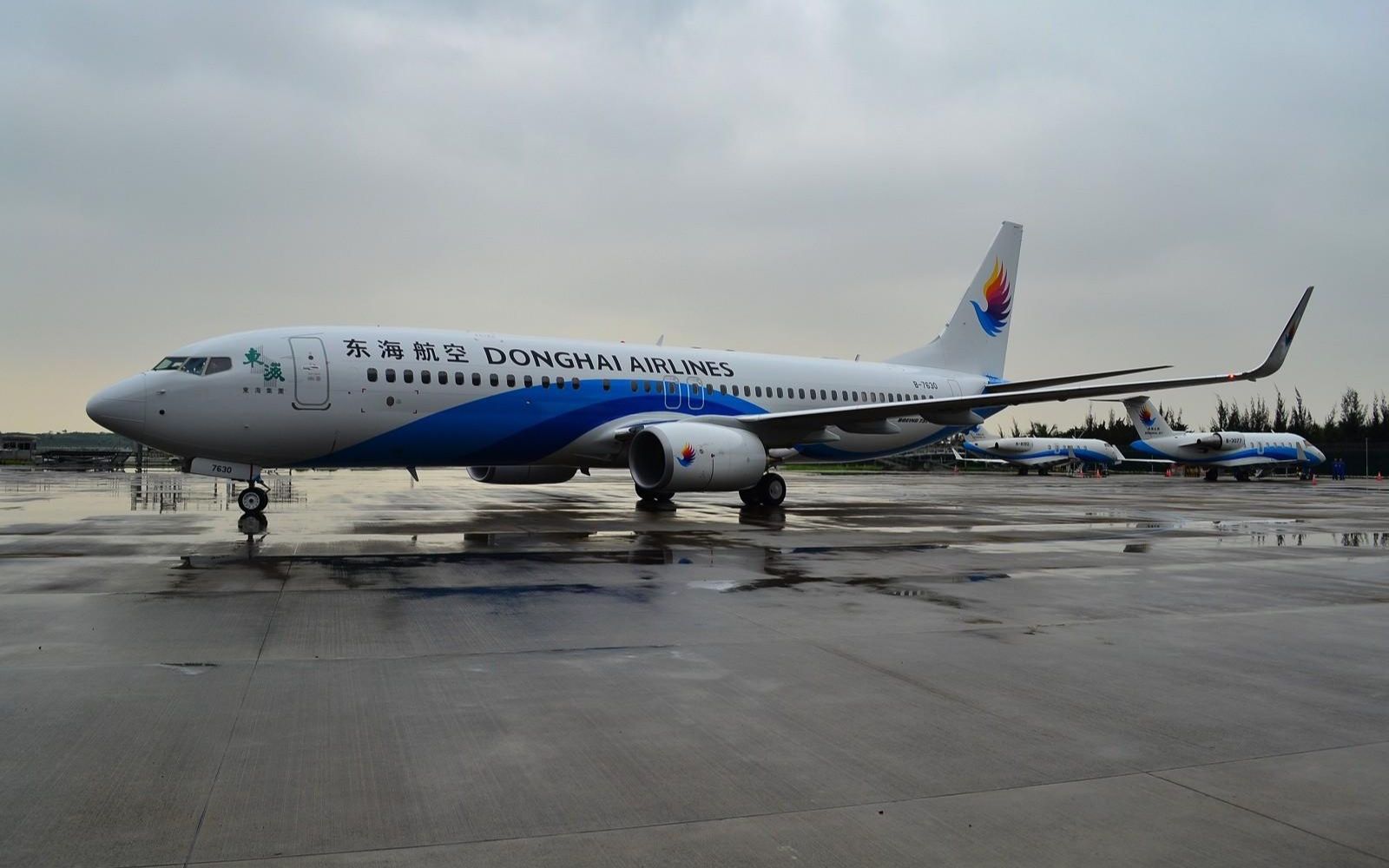 南通机场工作人员回应大风吹动东海航空停泊飞机转圈