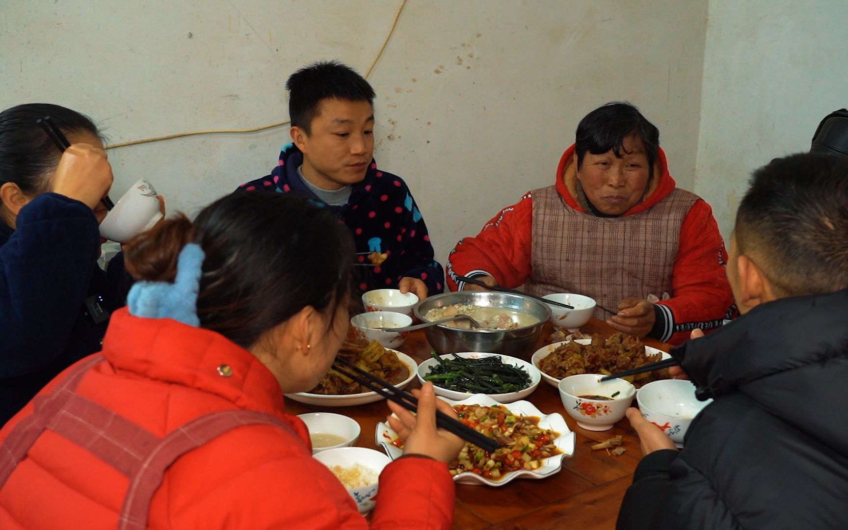 大姐夫妻俩今天来家做客,幺弟做一桌可口美食招待,欢乐又满足哔哩哔哩bilibili