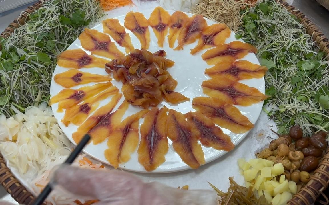 吃鱼生你不得不服横县,从选食材刀工在到摆盘上桌,几分钟搞定