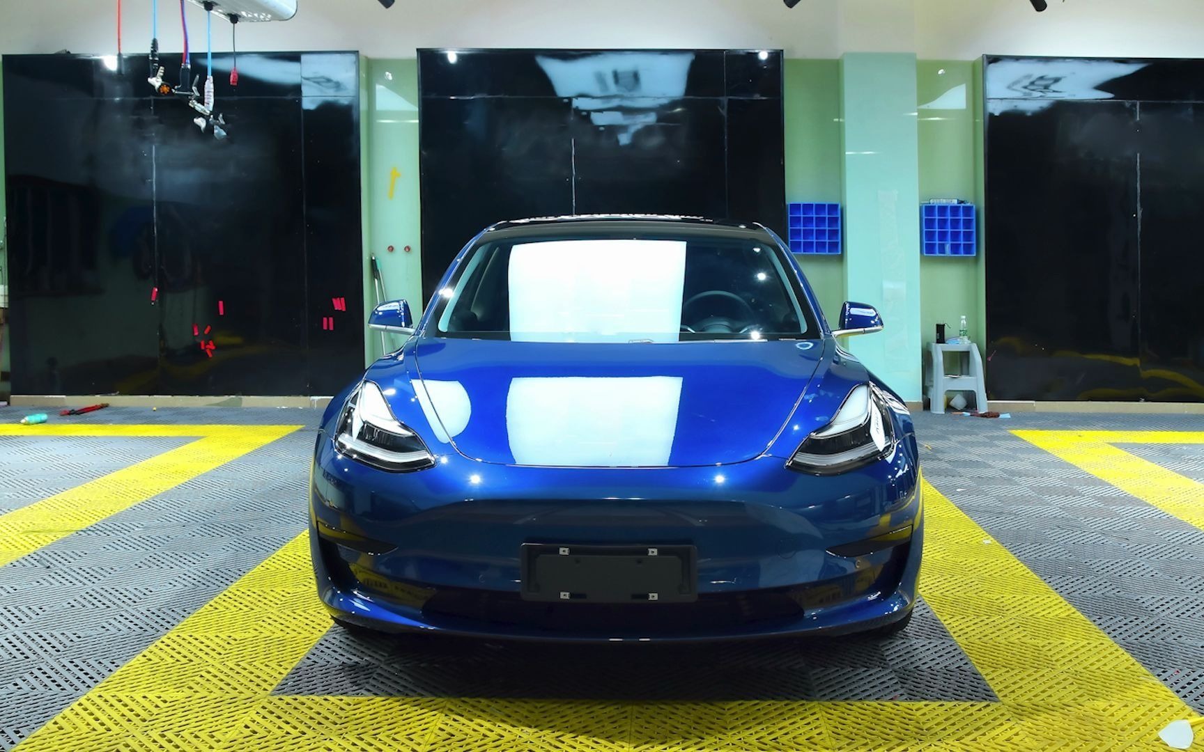 上海光耐尔隐形车衣蓝色特斯拉model3到店施工