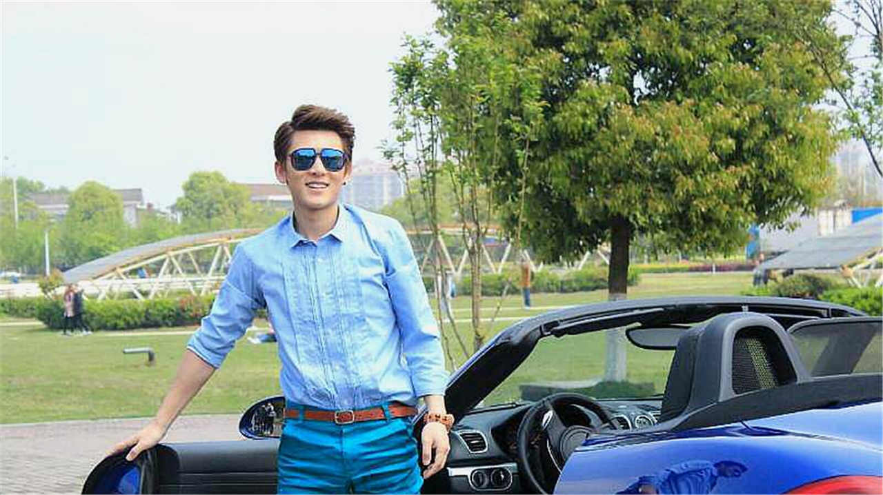 新恋情?陈翔与长腿美女约会同回公寓 女方身材不输毛晓彤