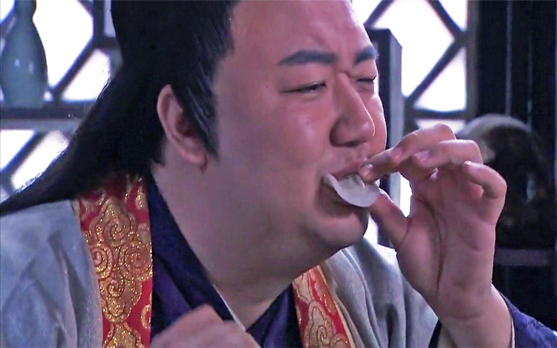 财主嫌磨牙吃饺子从不吃边,家产败光后,只能吃自己扔掉的饺子边
