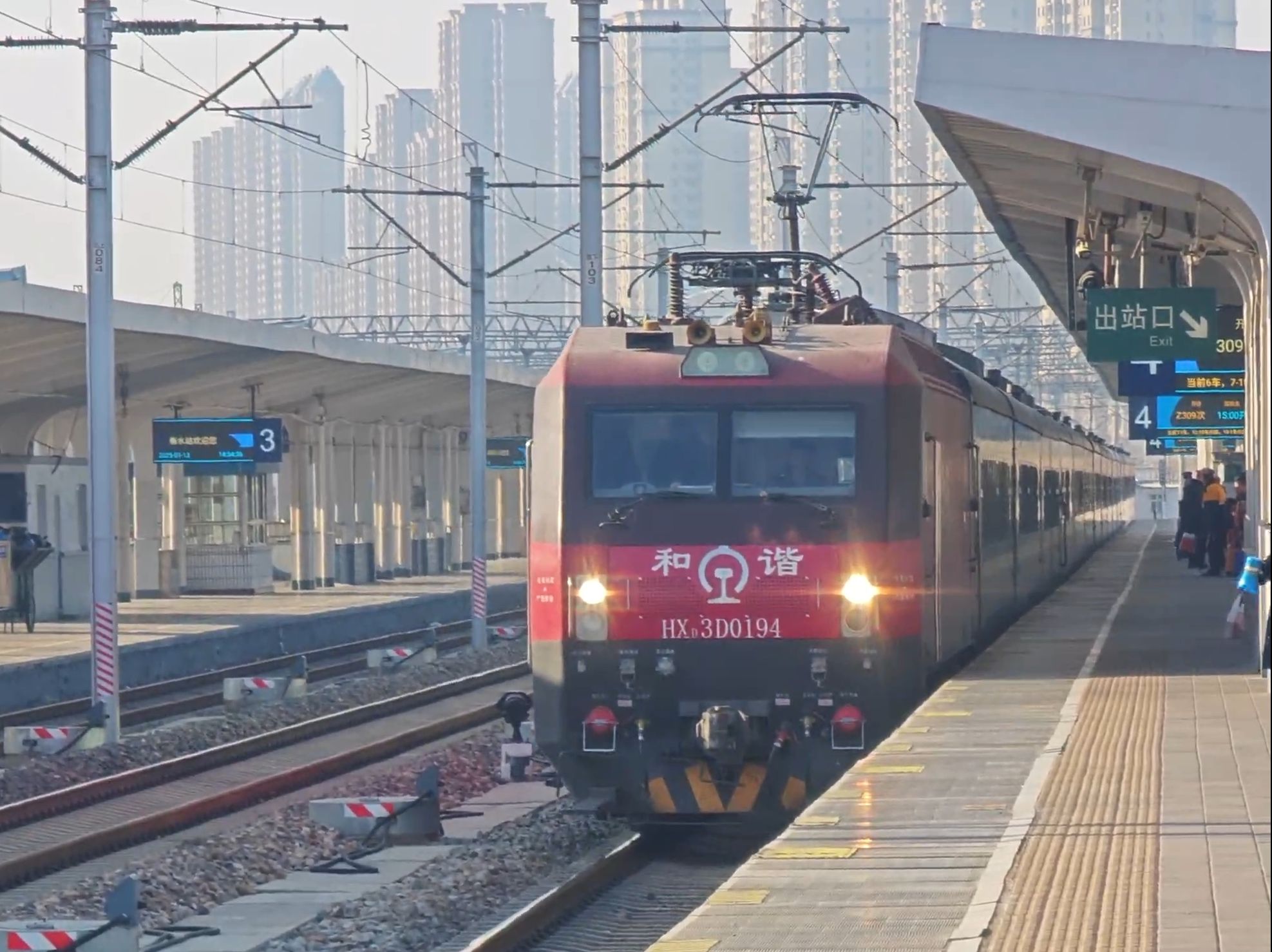 旅客侵限 鸣笛示警!Z309次(齐齐哈尔深圳东)衡水站进站,停靠四站台哔哩哔哩bilibili