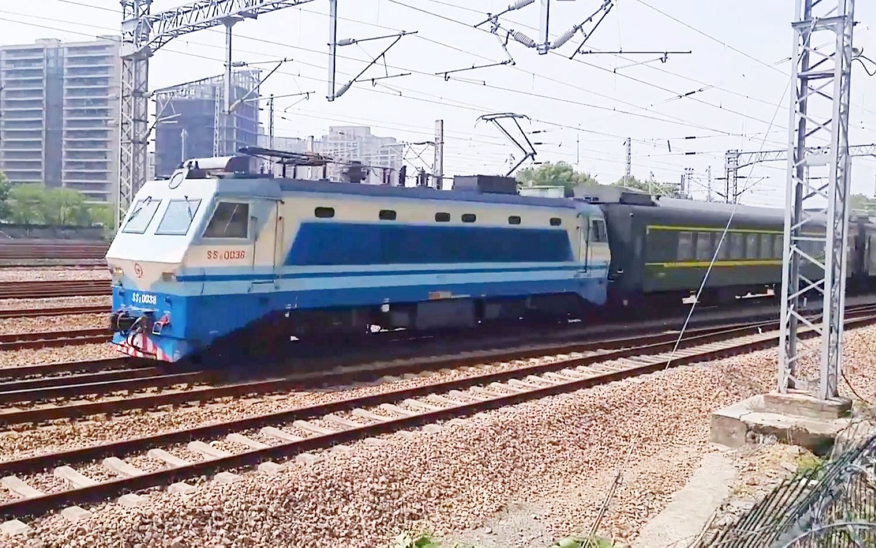 上海南开往南阳的k1106次列车,18节编组,全程近16小时