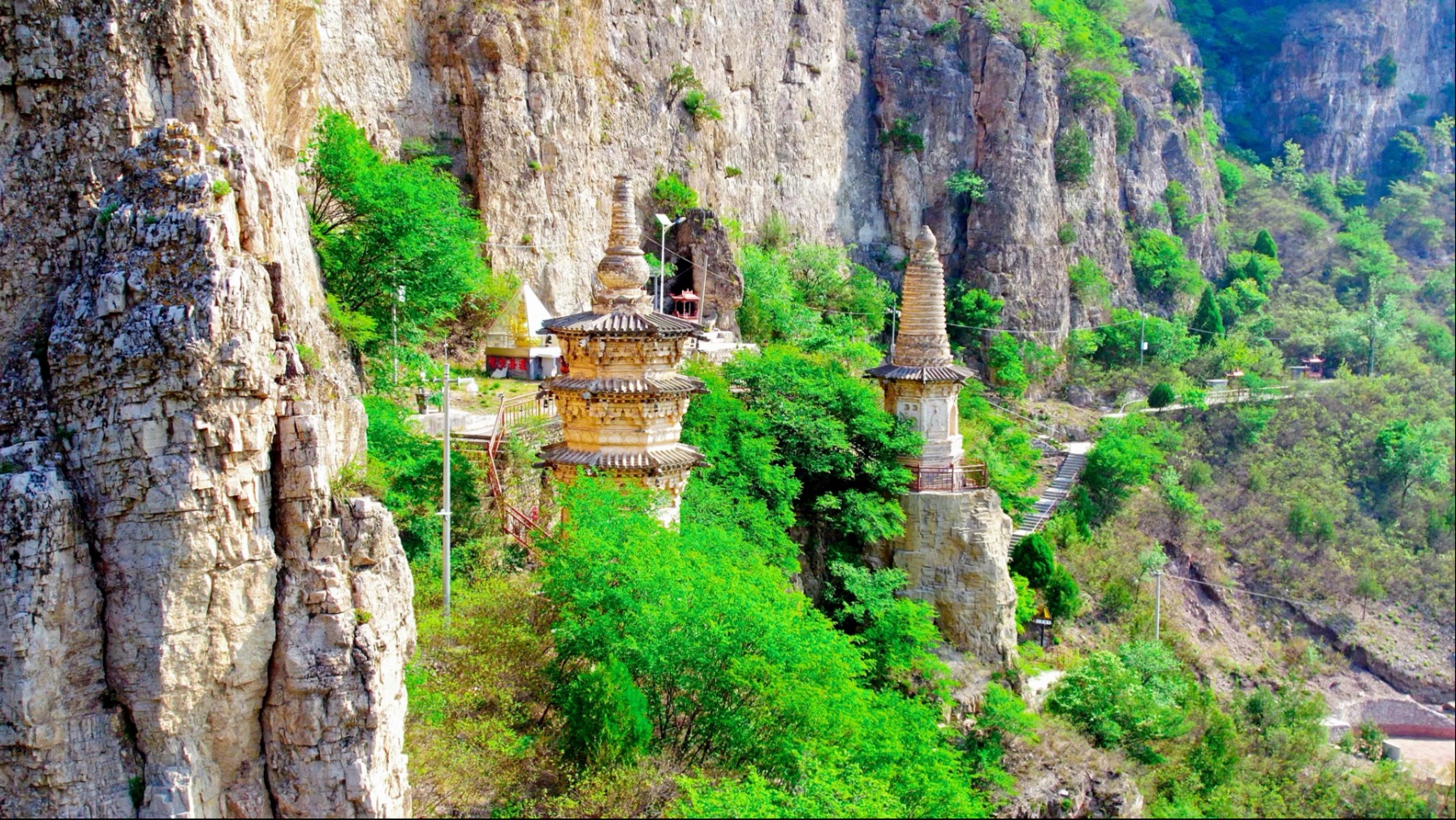 双塔寺双塔,位于朝阳县木头城子镇郑杖子村～距离市区55公里,双塔始建