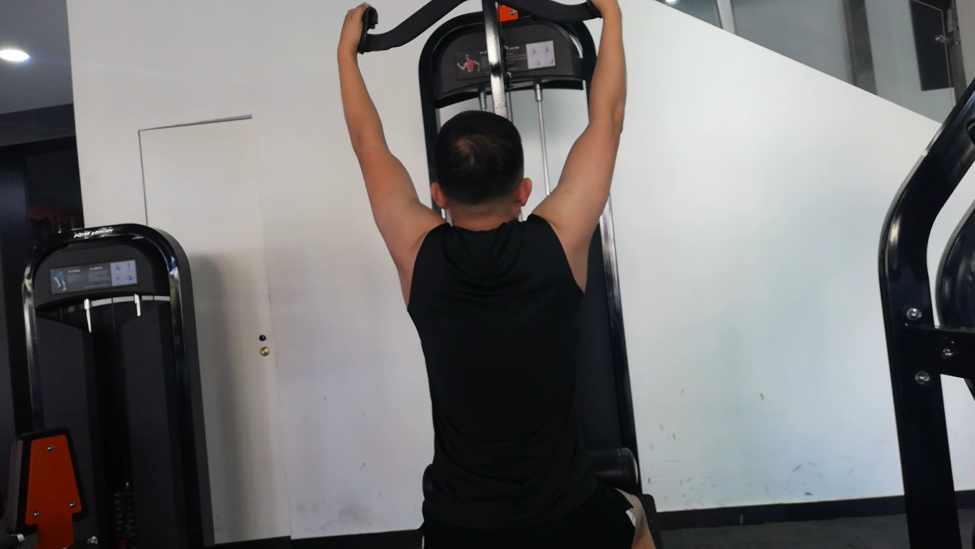 活动作品中午背训第二个动作宽握坐姿下拉