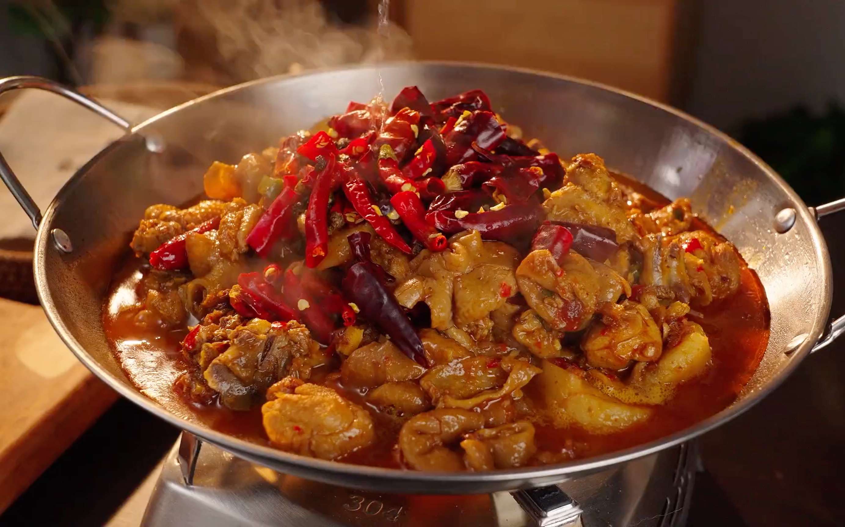 跟着老师傅学的芋儿肥肠鸡,鲜香麻辣太过瘾了!还得是辣菜啊!