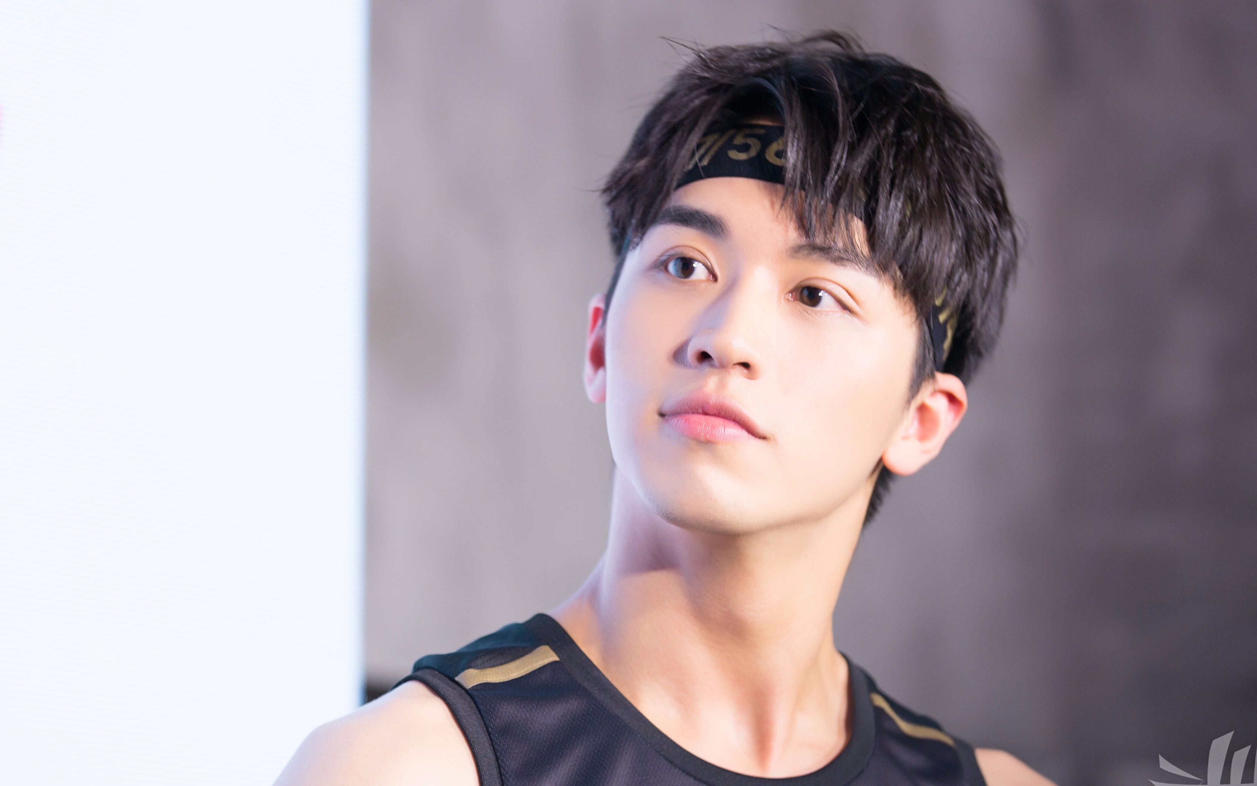 【我爱小鲜肉】许魏洲时尚街拍剪辑_明星_娱乐_bilibili_哔哩哔哩