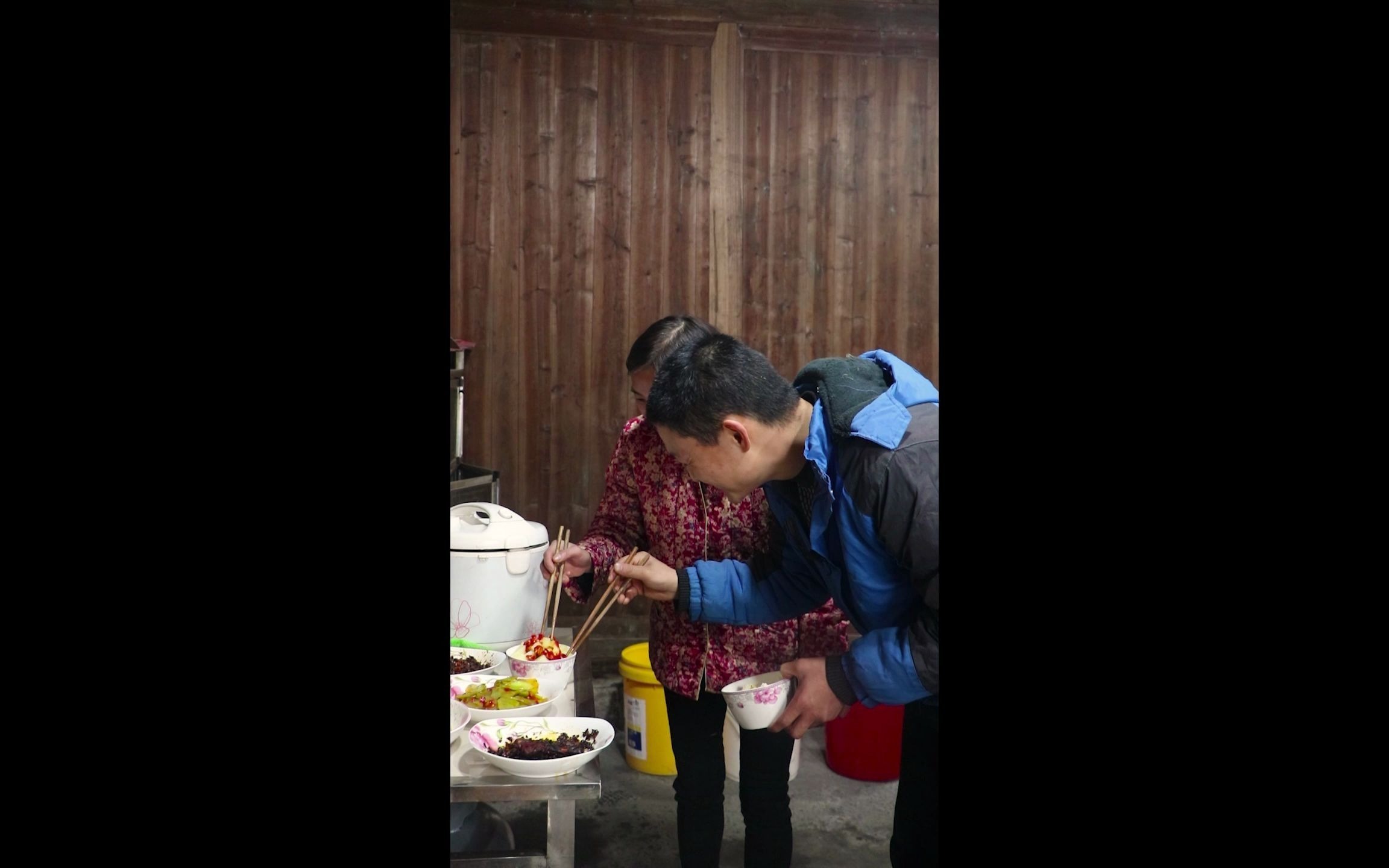 快过年了,爸妈从外地打工回来一家人围着火炉吃饭 老爸非得端着碗跑