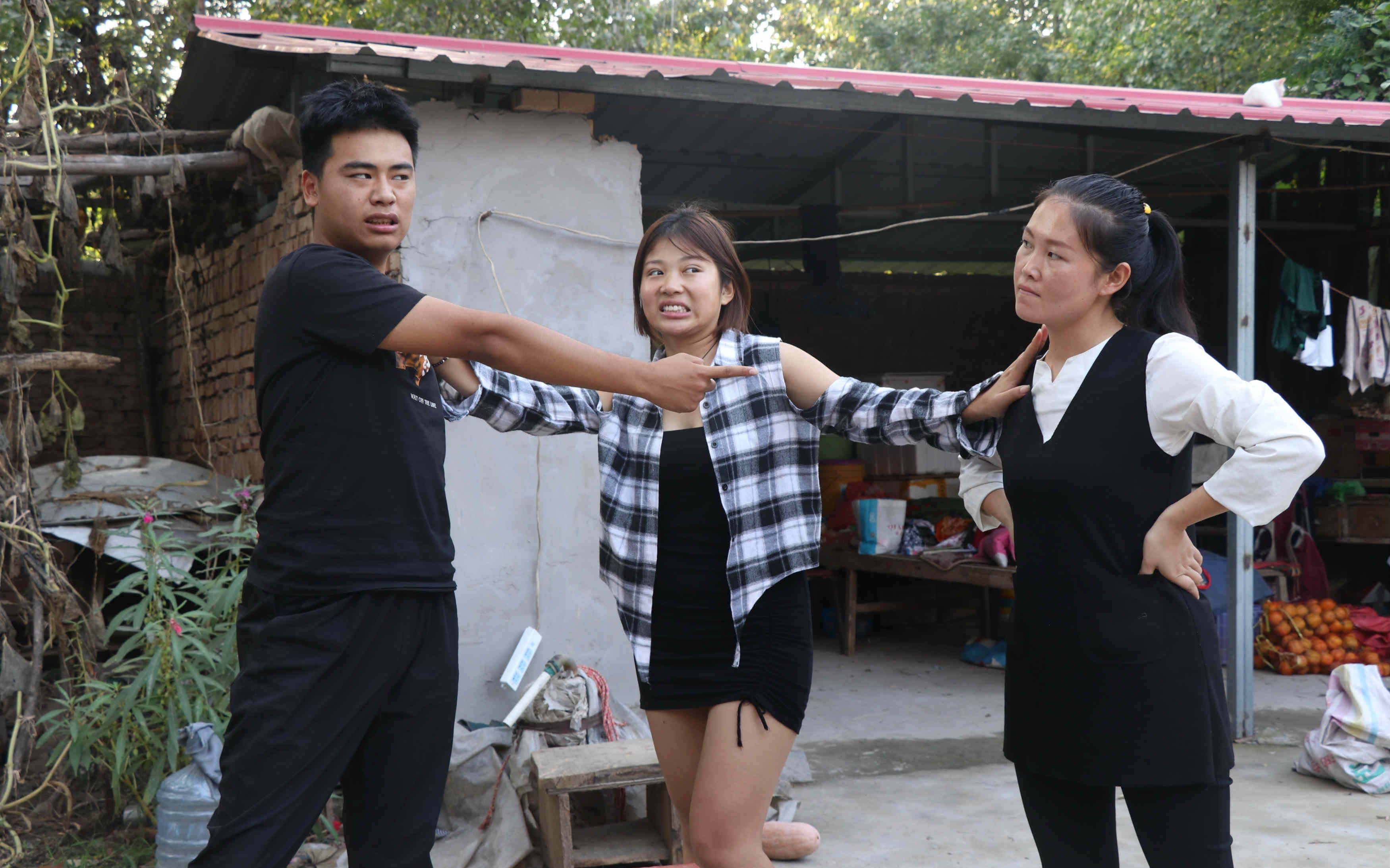 河南方言:夫妻俩吵架小姑子当和事老,没想架没劝完嫂子回娘家了_哔哩