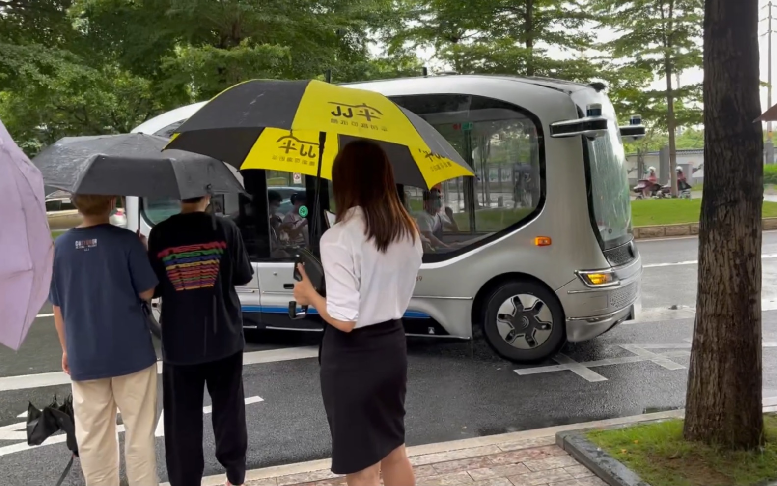 [图]公交车停站挡住了无人驾驶汽车，无人驾驶汽车有点不知所措