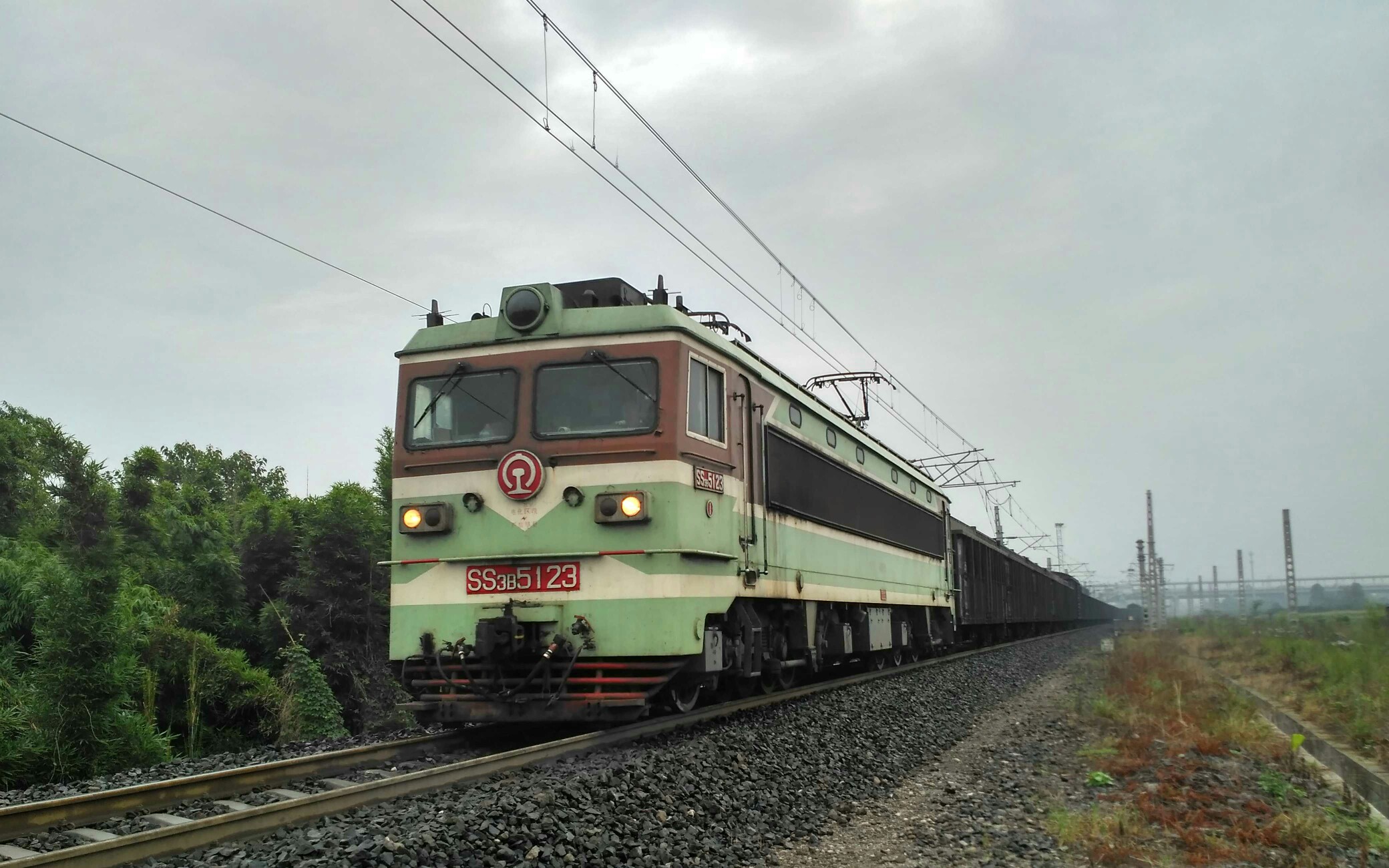 ss3 4532牵引客车5620次通过九里