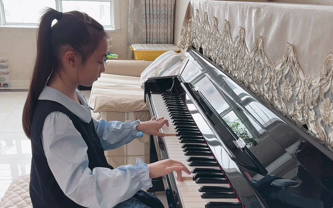 许艺馨钢琴《童年的回忆》