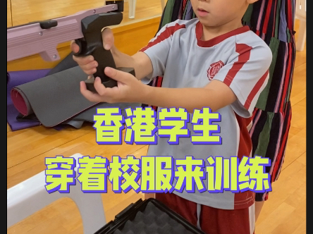香港学生穿校服来训练