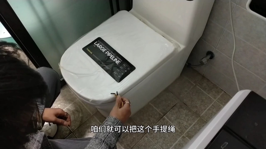 把手提绳绑在水龙头上面,这个作用真厉害,一年下来省下几千块钱