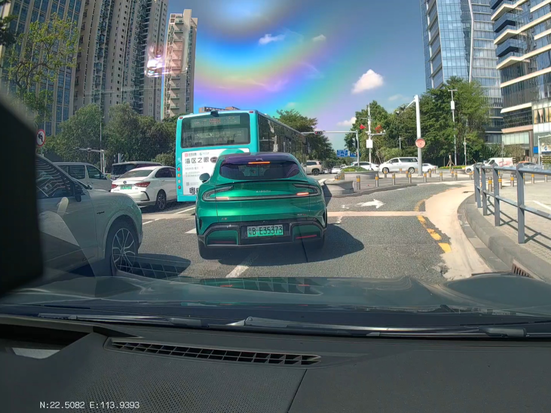 是刻板印象实线加塞挡路的苍蝇绿yu7长发男司机一名鸭