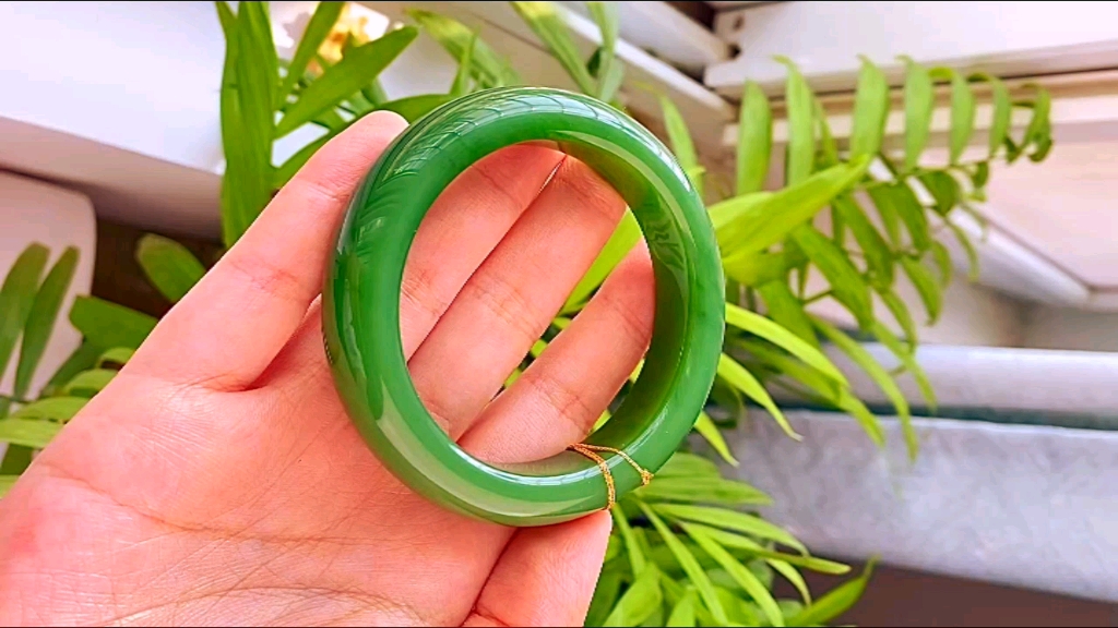 和田玉碧玉阳绿手镯5677口径,俄碧老料,颜色纯正,玉质细腻莹润,碧色