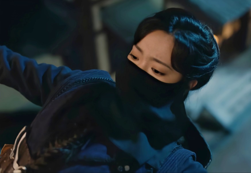 古装蒙面女神打戏 黑衣长靴女侠被人围攻 陷入苦战 竭力逃脱 再遇故人