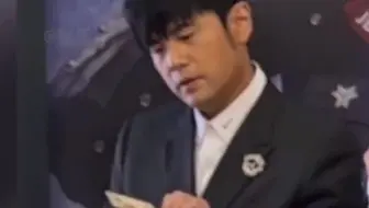 当周杰伦被粉丝要求签名，他拿着05年的门票看了好久，泪奔啊。