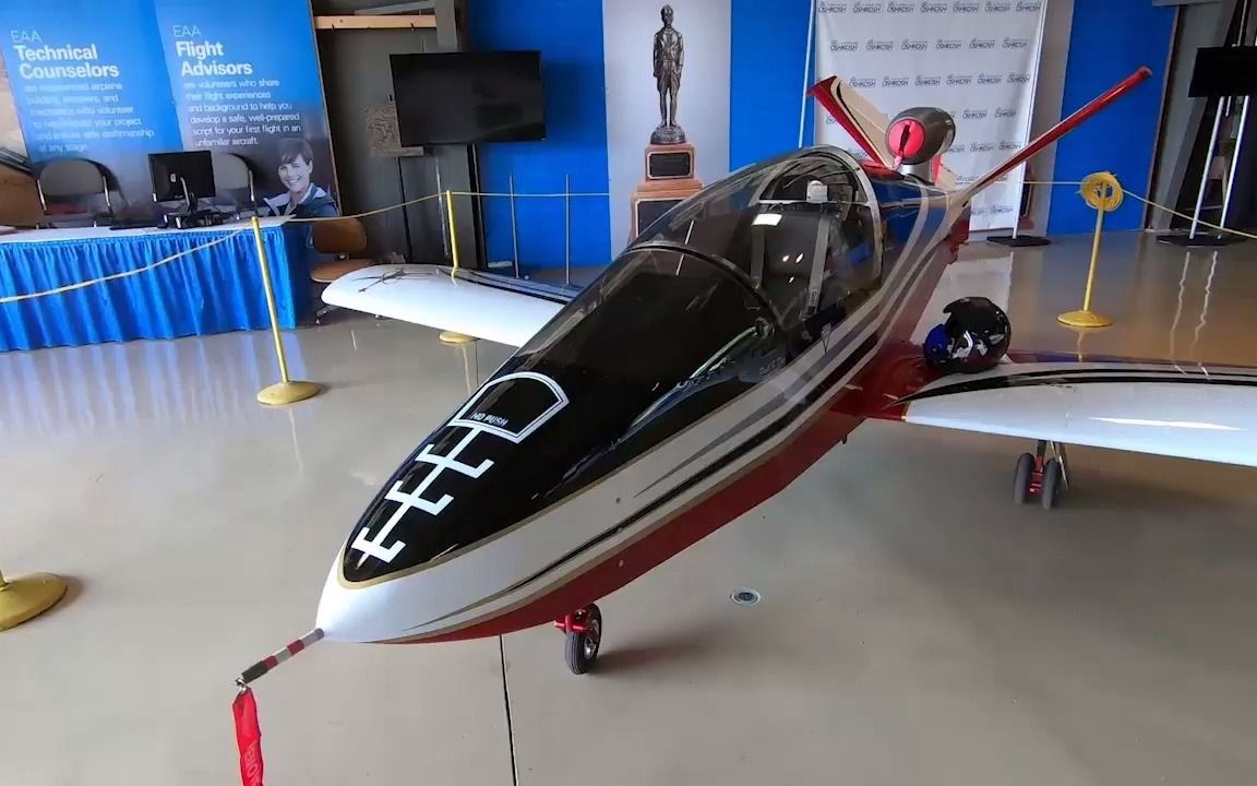 用微型喷气发动机的单人运动飞机