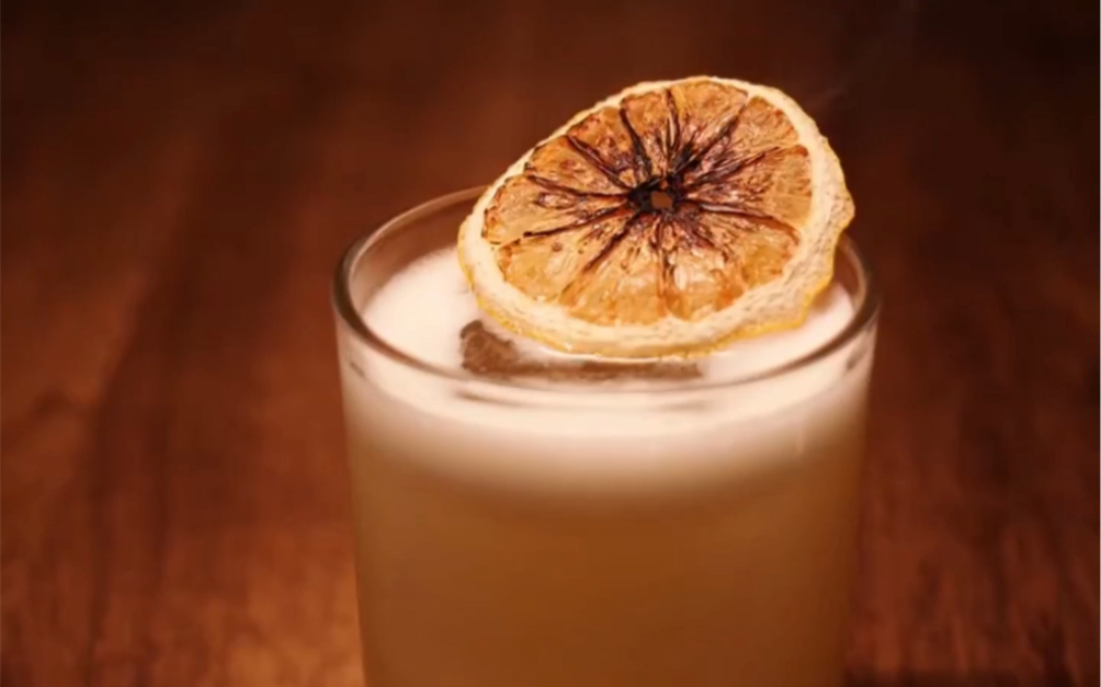 调酒whisky sour威士忌酸鸡尾酒有悠久的历史威士忌酸,一直捍卫着它在