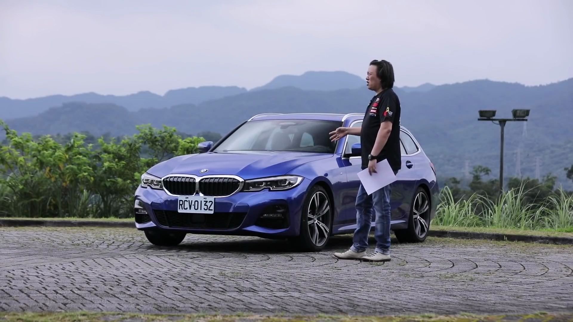 台湾著名车评人嘉伟哥试驾全新宝马休旅车330imsport