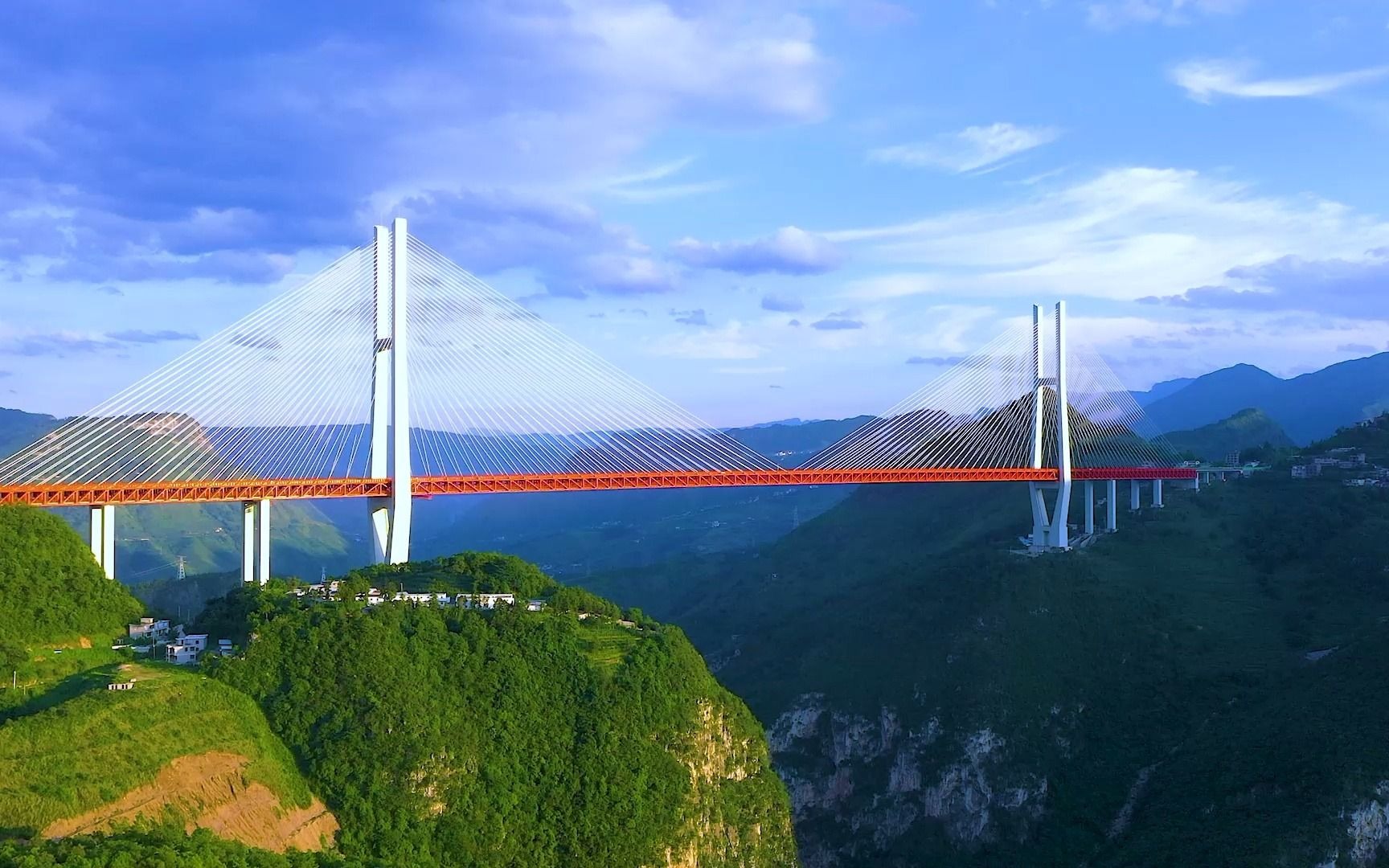 世界第一高桥北盘江大桥,足200层楼高,美国曾说中国不可能完成,中国笑