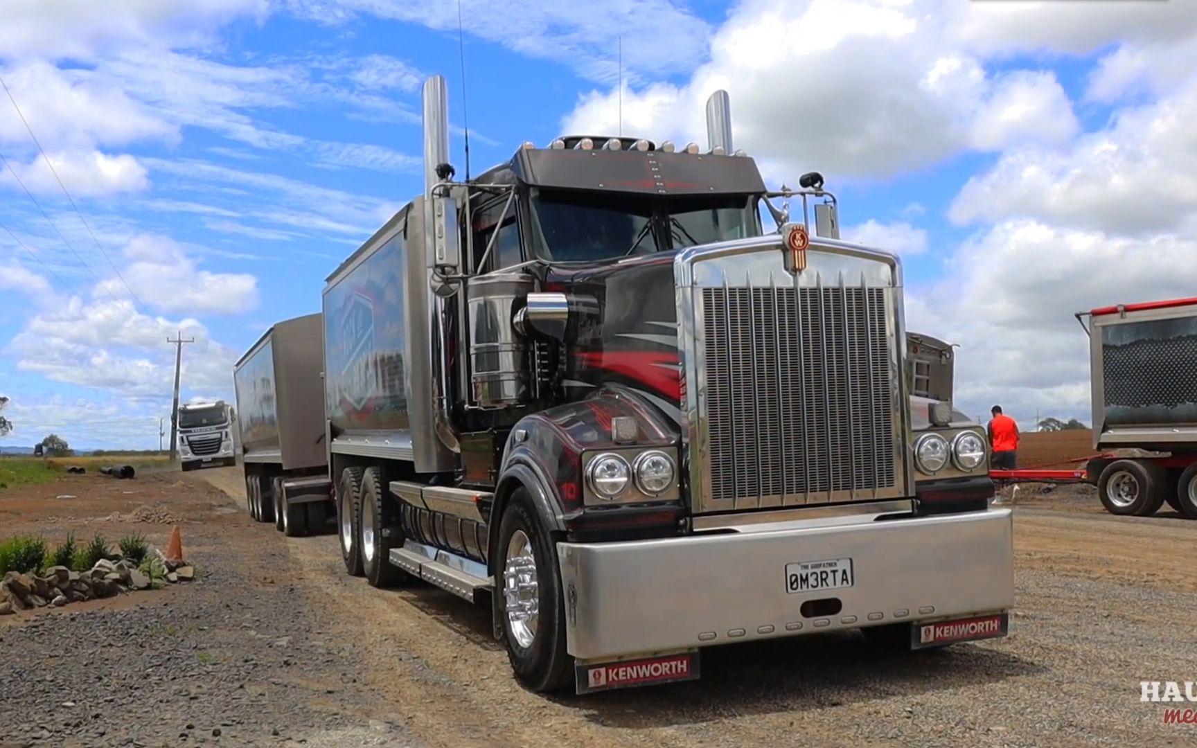 肯沃斯t909翻斗装卸作业