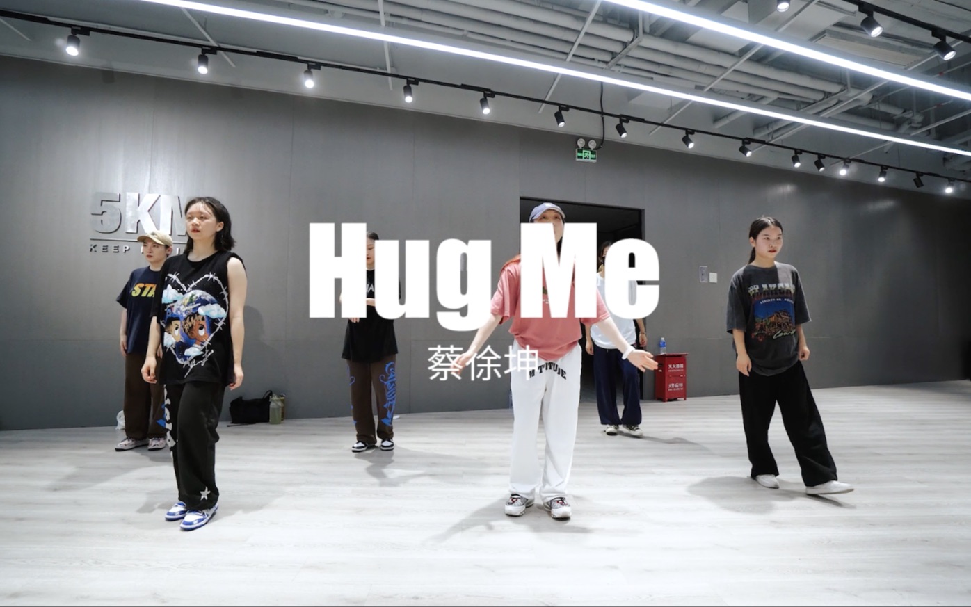 [图]#蔡徐坤 哈密哈密来报道啦～～ 一定没有人会对Hug Me有抵抗力！！ #hugme #蔡徐坤 #蔡徐坤新歌 #IKUN