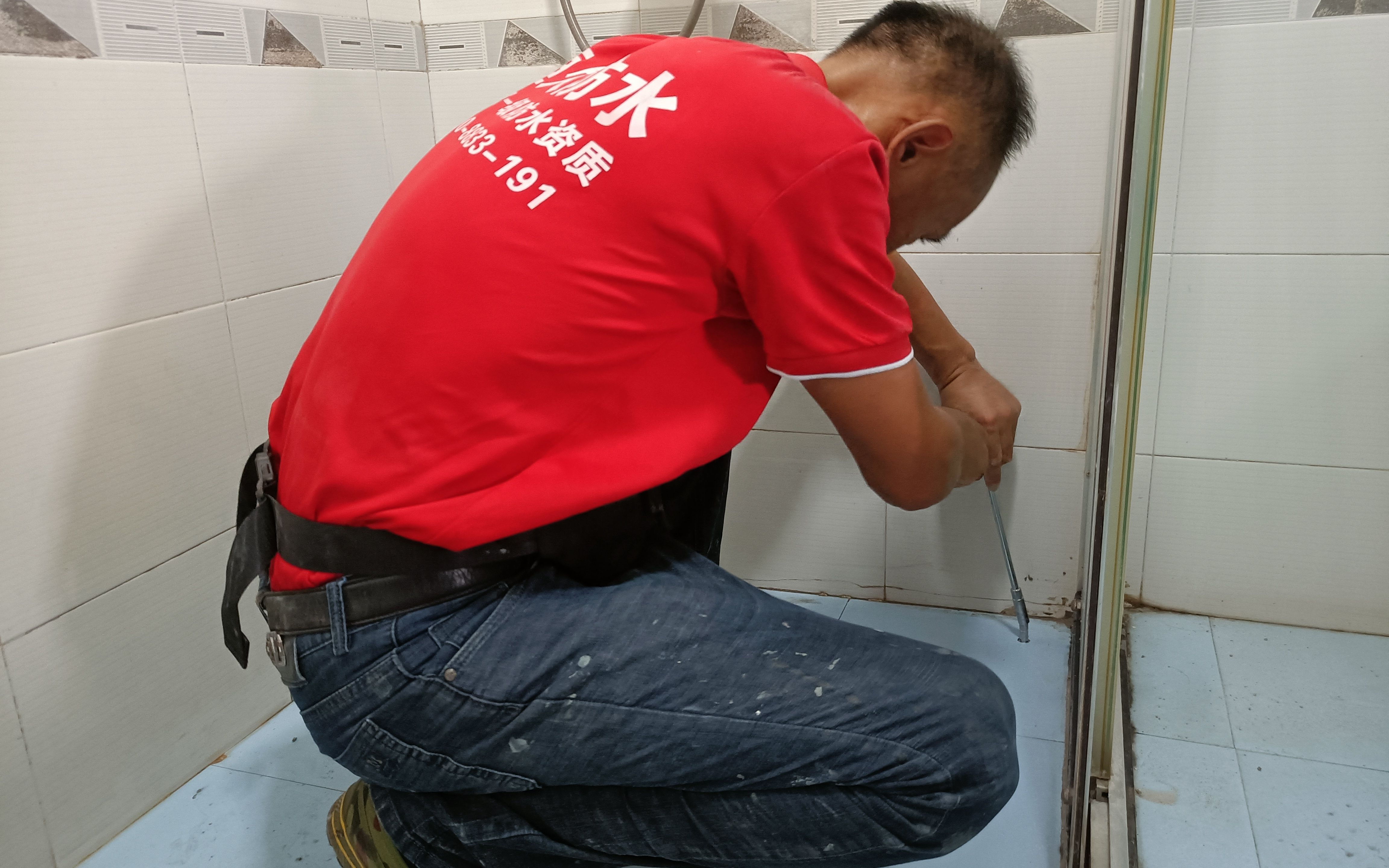 厕所内部水管渗水定位维修