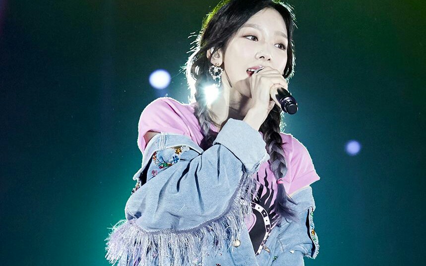 泰妍那些看了一遍又一遍的现场认真唱歌的金泰妍如阳光般耀眼