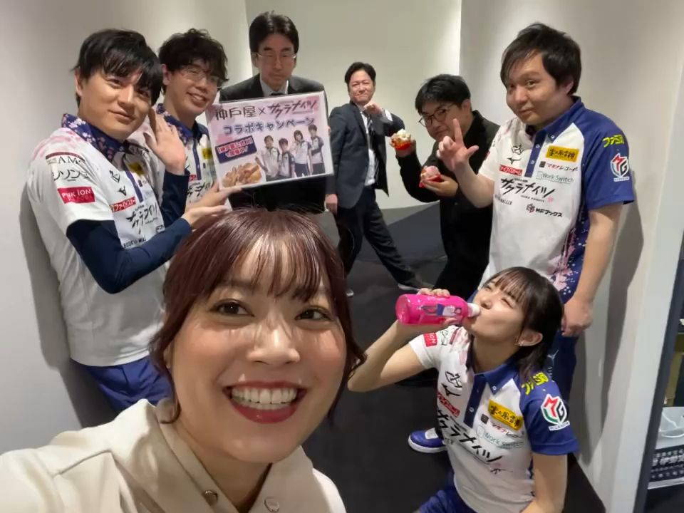 【熟肉】在拍摄胜利照片时候喝饮料的冈田大人