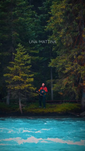 "03水怪在远处闭着眼睛静静聆听着音乐.