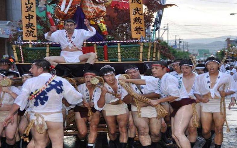 世界上最变态节日日本光屁股节大街上男女老少都光屁股