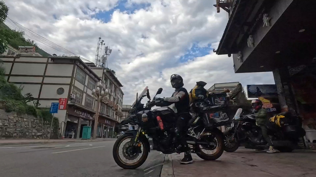 来自广东,广安,上海,南宁的朋友骑行川藏线,祝大家一路平安