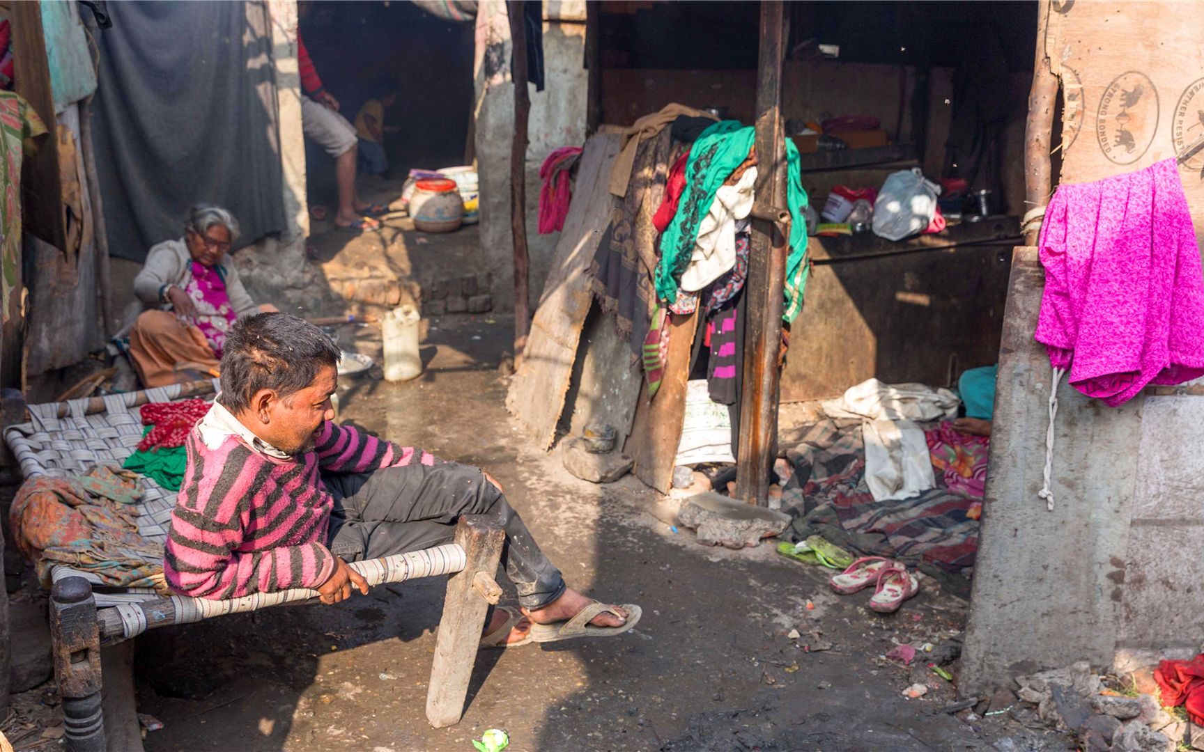 真实记录印度贫民窟的生活,1400人共用一个厕所,堪称人间地狱_哔哩